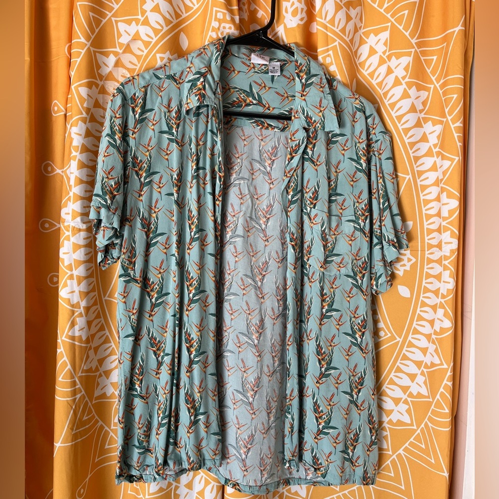 SOLD 🛑 Beach button up shirt